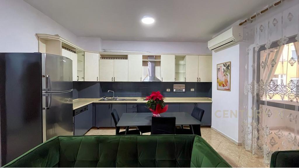 Apartament 2+1+2 me qira tek Komuna e Parisit!