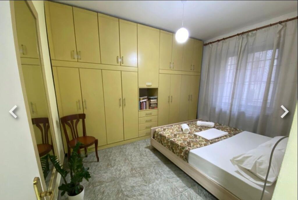 🏢Presso lo Stadio Dinamo, vicino alla Credins Bank, si affitta un appartamento 2+1 arredato. 75.000 Leke