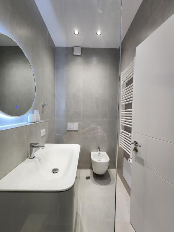 Super apartament me Qira 2+1+2wc+ 1 Poste parkimi (📍Komuna e parisit-Përballë Kika 2) - 110 m2 - 100% I Ri  🔥🔥 1.100 eu/Muaj ( përfshirë dhe parkimin)