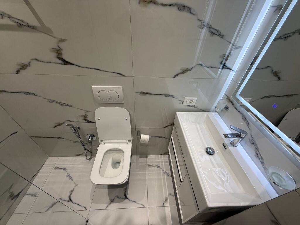 Apartament 2+1+2 Parking tek Colombo tek Liqeni i Thate