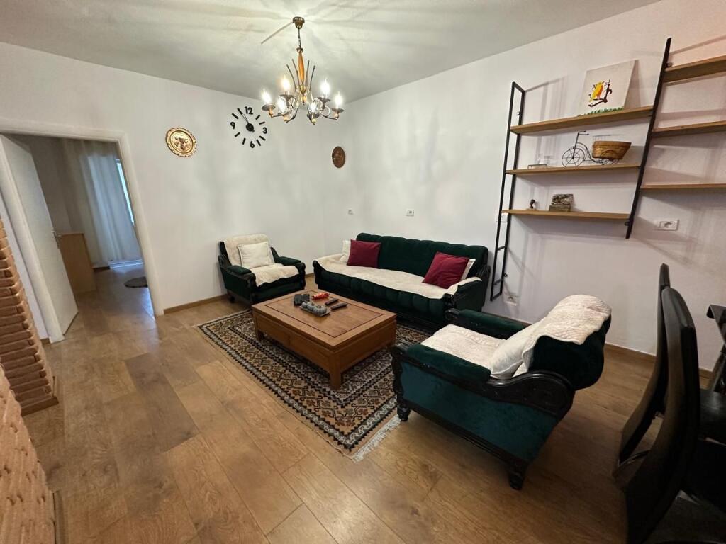 🏢Prane Pazarit te Ri jepet me qera apartament 1+1,i mobiluar.60,000Leke