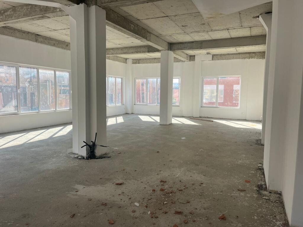 ZYRE ME QERA 500 M2 RRUGA E DIBRES 4.000 EURO