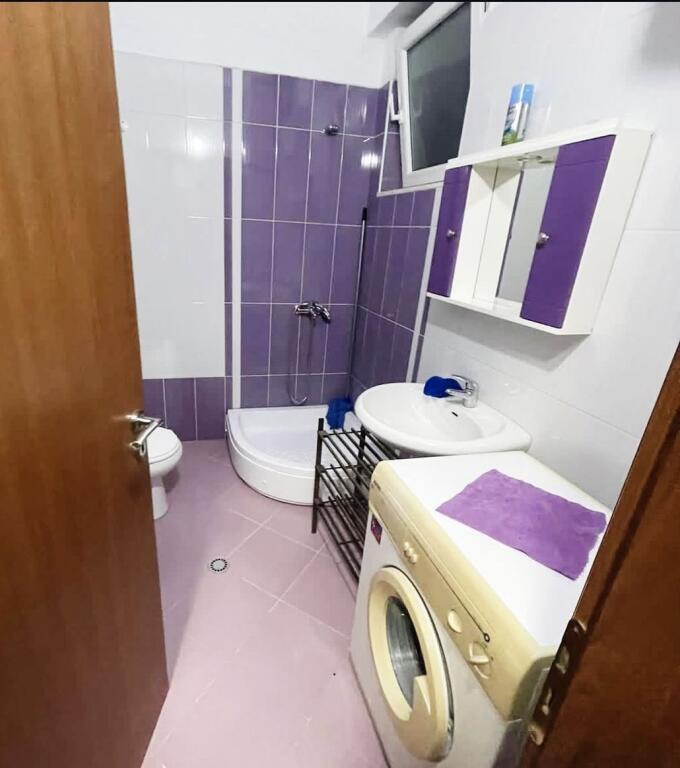 Jepet me qera 2+1 mobiluar liqeni thate 550 eu