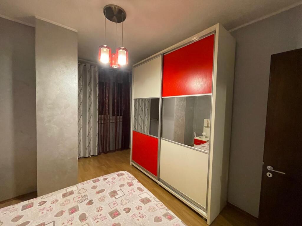 🏢Ne zonen e Xhamllikut,prane Rossman &amp;Lala jepet me qera apartament 2+1+2 i mobiluar 700Euro    