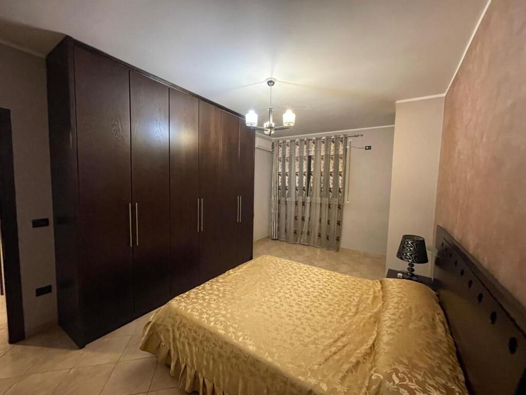 🏢Ne zonen e Xhamllikut,prane Rossman &amp;Lala jepet me qera apartament 2+1+2 i mobiluar 700Euro    