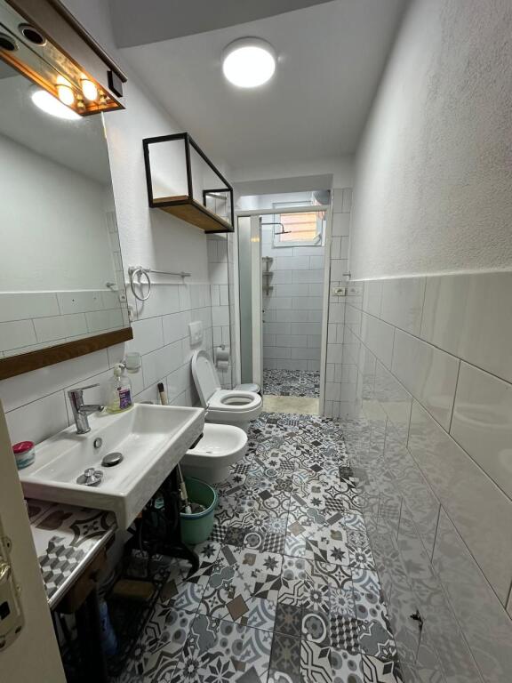 🏢Prane Pazarit te Ri jepet me qera apartament 1+1,i mobiluar.60,000Leke