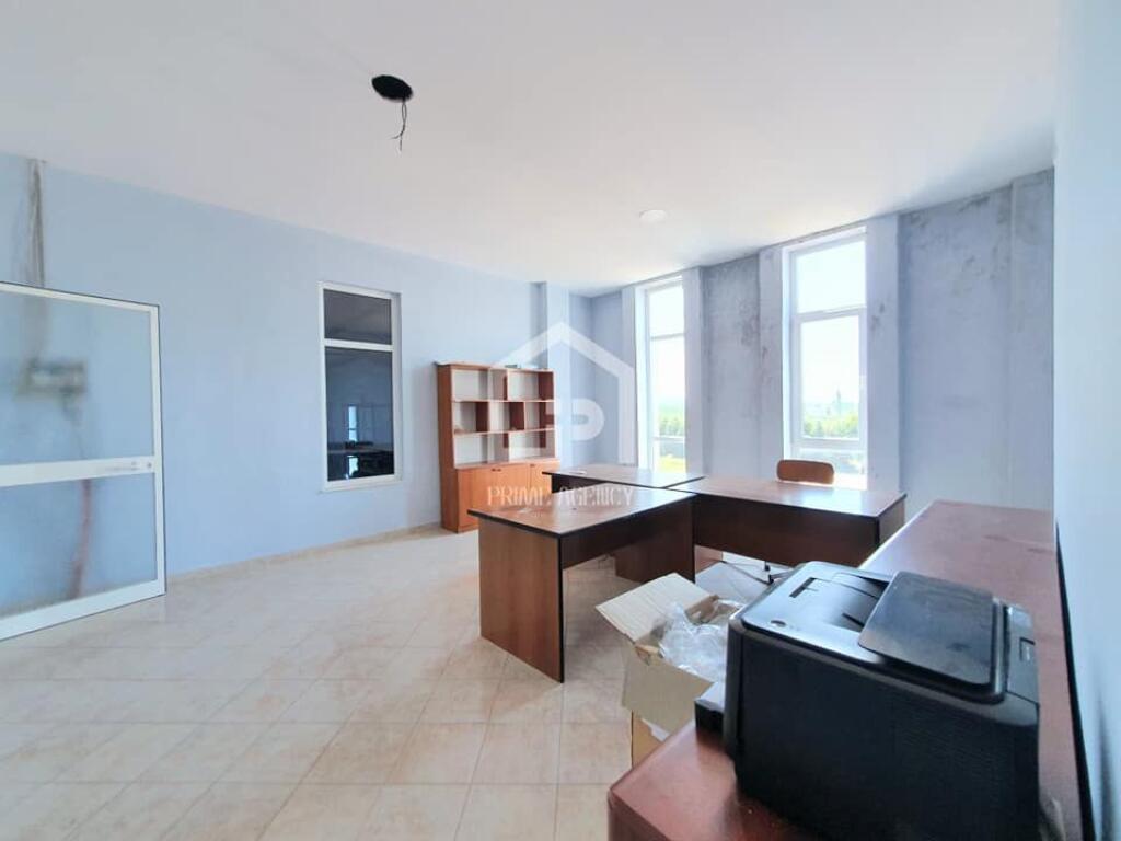 JEPET ME QERA : OBJEKT BIZNESI 3 KT / Autostradë Tiranë - Lezhe"
