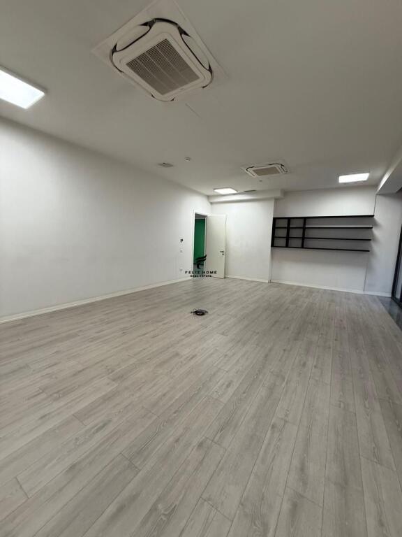 ZYRE ME QERA 1000 M2 RRUGA E KAVAJES 17.000 EURO