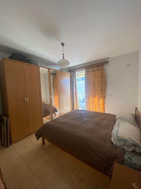 APARTAMENT 1+1, PRANË RRUGES SE AMBASADAVE‼️