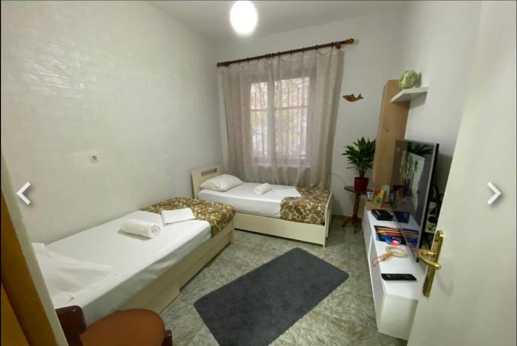 🏢Presso lo Stadio Dinamo, vicino alla Credins Bank, si affitta un appartamento 2+1 arredato. 75.000 Leke