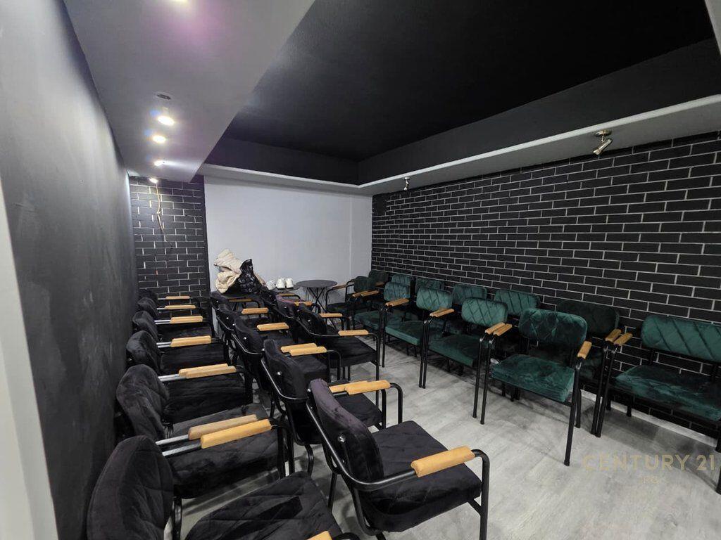 Offerto spazio commerciale vicino alla Scuola di Balletto, nell'Unità Municipale n. 2, con una superficie totale di 190 m² 2.500 € /Mese Superficie Totale  190m2