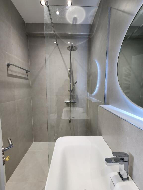 Super apartament me Qira 2+1+2wc+ 1 Poste parkimi (📍Komuna e parisit-Përballë Kika 2) - 110 m2 - 100% I Ri  🔥🔥 1.100 eu/Muaj ( përfshirë dhe parkimin)