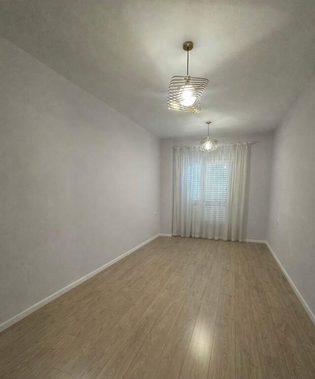 Ambient biznesi me qira Univers City