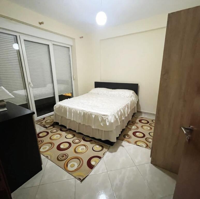 Jepet me qera 2+1 mobiluar liqeni thate 550 eu