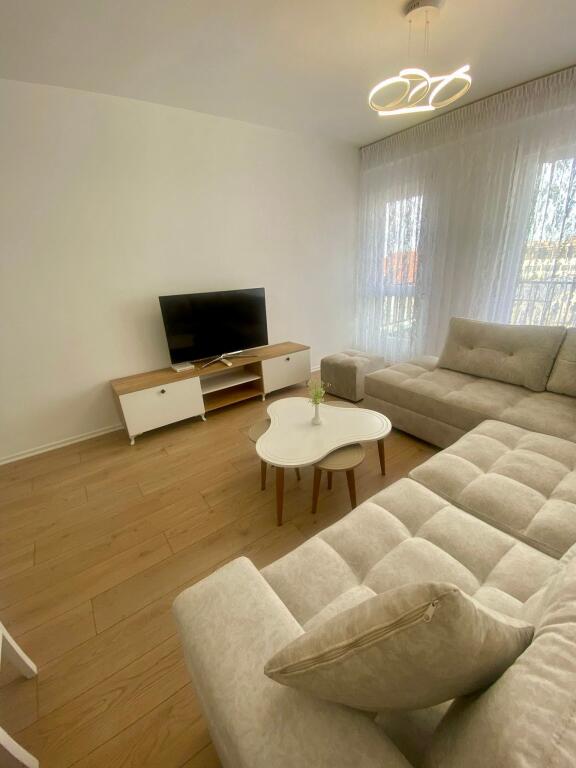 📣 QERA SUPER Apartament 1+1 📍 Rruga "5-Maji" 💶 Cmimi 55.000 Leke/Muaj ✨