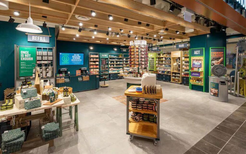 SHOP FOR RENT 135 M2 IN VASIL SHANTO 2,500 EURO