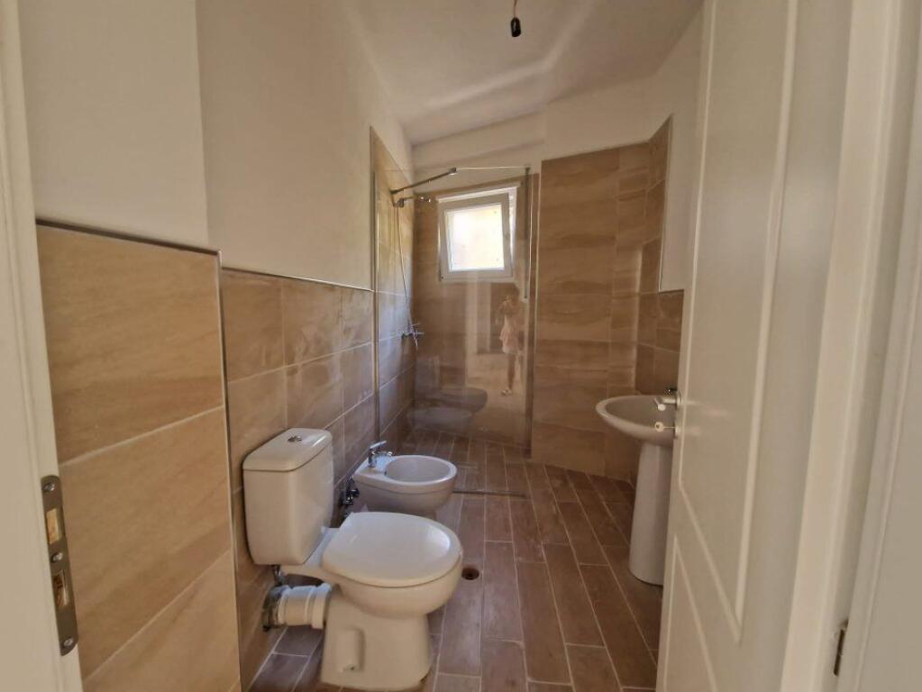 SHITET APARTAMENT 2+1+2 PRANE KOPSHTIT BOTANIK 95.000 €