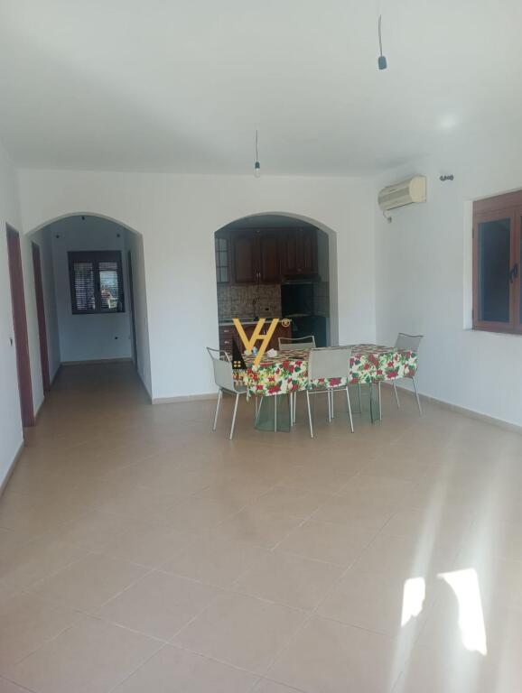 JEPET HYRJE 3+1+BLK ME QIRA NE KAMEZ 35.000 LEKE