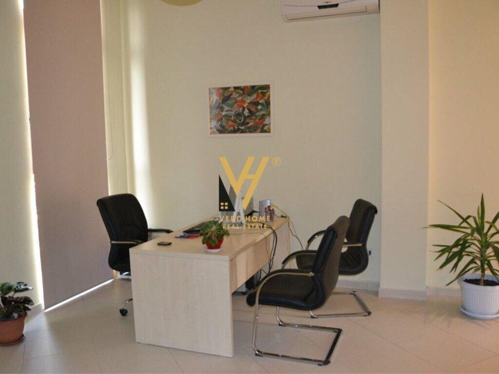 JEPET AMBIENT BIZNESI 40 M2 ME QIRA TE RRUGA E DIBRES 48.000 LEKE