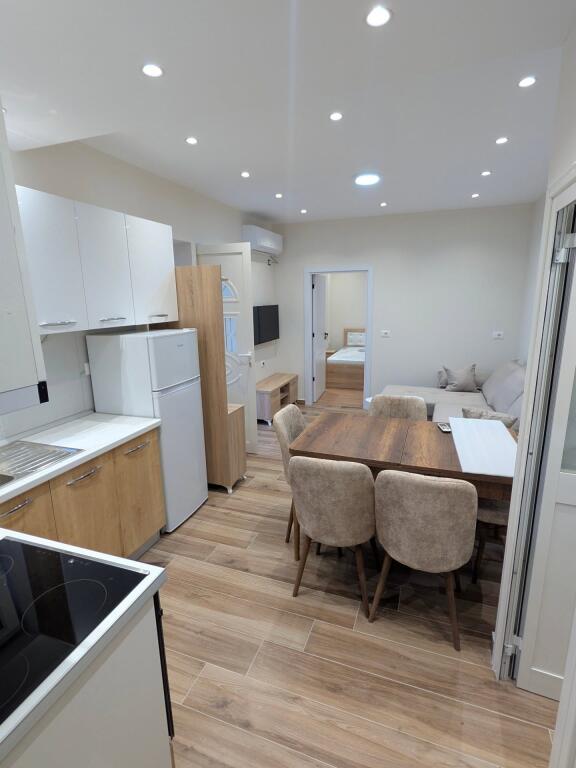 Jepet me Qera Shtepi Private 2+1 tek Kafja e Remes.