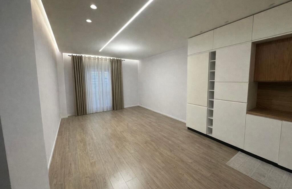 Ambient biznesi me qira Univers City