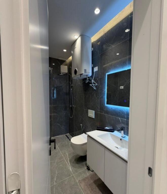 APARTAMENT ME QERA 1+1 ZOGU I ZI 780 EURO