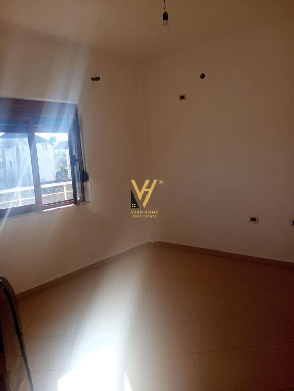 JEPET HYRJE 3+1+BLK ME QIRA NE KAMEZ 35.000 LEKE