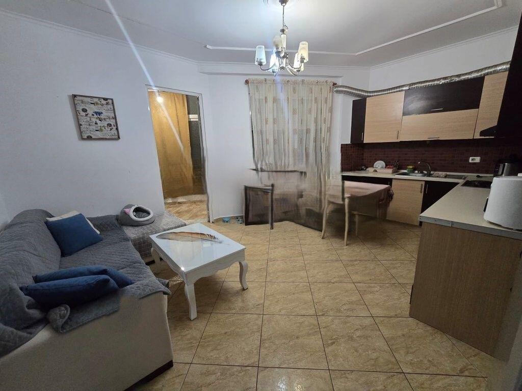 Shitet Apartament 1+1 i konvertuar ne 2+1 ne Selite!!!