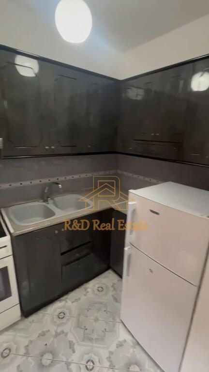 🏡 Jepet me qera apartament 1+1 – Zona e Porcelanit (pas UET)