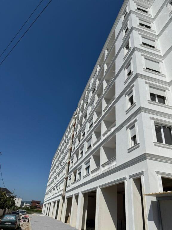 Shitet apartament ne Kamez 2+1+2