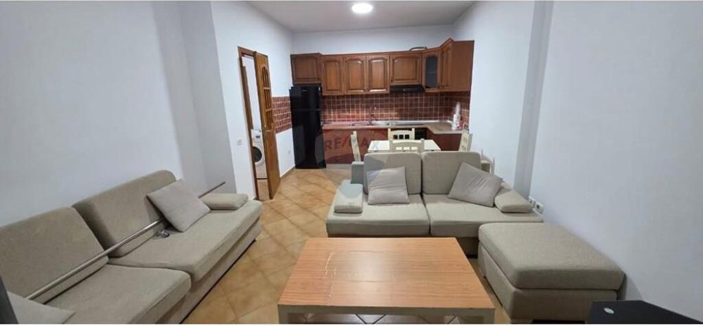 Jepet me qira apartament 2+1 Shkolla e Bashkuar !
