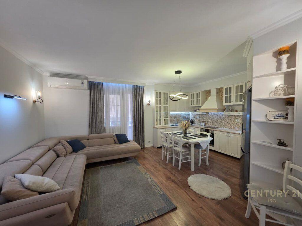 Apartament 3+1+2 tek Eleonora Njesia 13. Per Qira 900 € /Muaj Sip. Totale  118m2