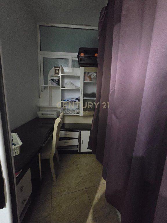 Shitet Apartament 1+1 i konvertuar ne 2+1 ne Selite!!!