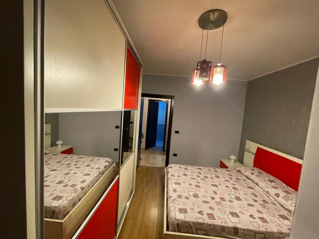 🏢Ne zonen e Xhamllikut,prane Rossman &amp;Lala jepet me qera apartament 2+1+2 i mobiluar 700Euro    