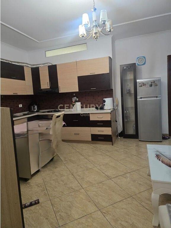 Shitet Apartament 1+1 i konvertuar ne 2+1 ne Selite!!!