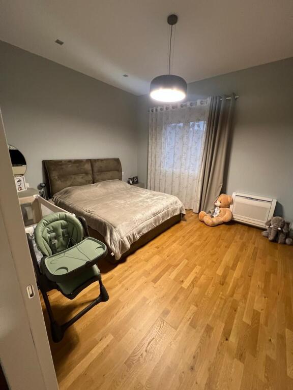 Jepet Me Qera Vile Private 3 Kate Adresa: Yzberisht, Sapo Kalon Rreth Rrotullimin