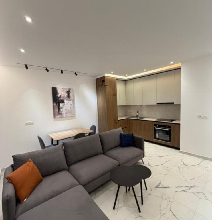 APARTAMENT ME QERA 1+1 ZOGU I ZI 780 EURO