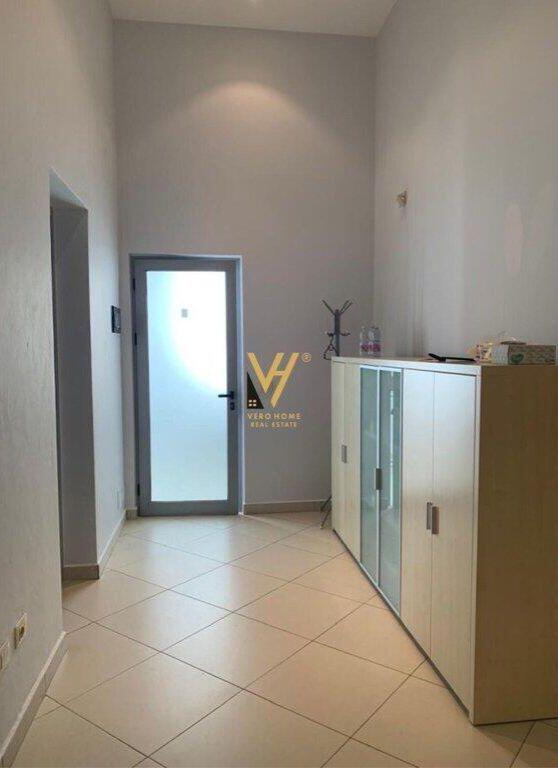 JEPET AMBIENT BIZNESI 40 M2 ME QIRA TE RRUGA E DIBRES 48.000 LEKE