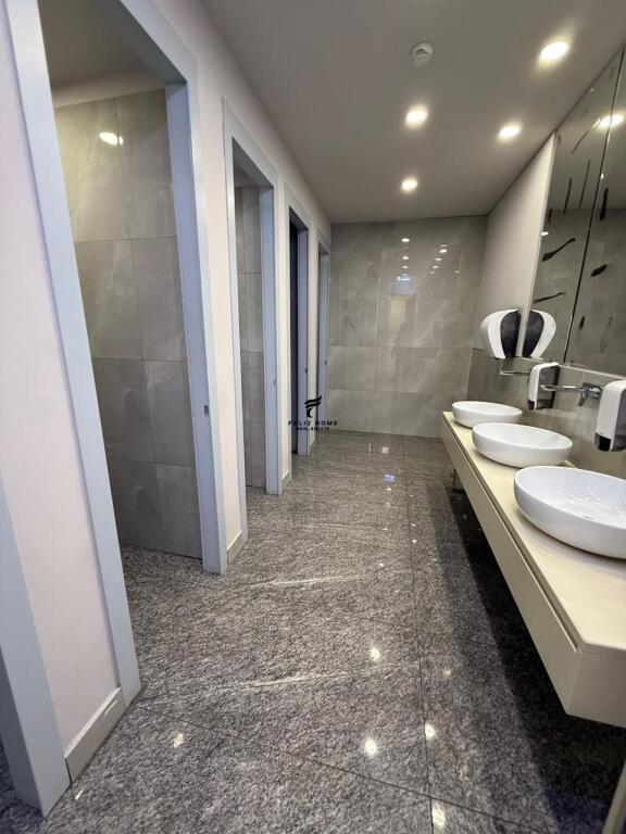 ZYRE ME QERA 1000 M2 RRUGA E KAVAJES 17.000 EURO