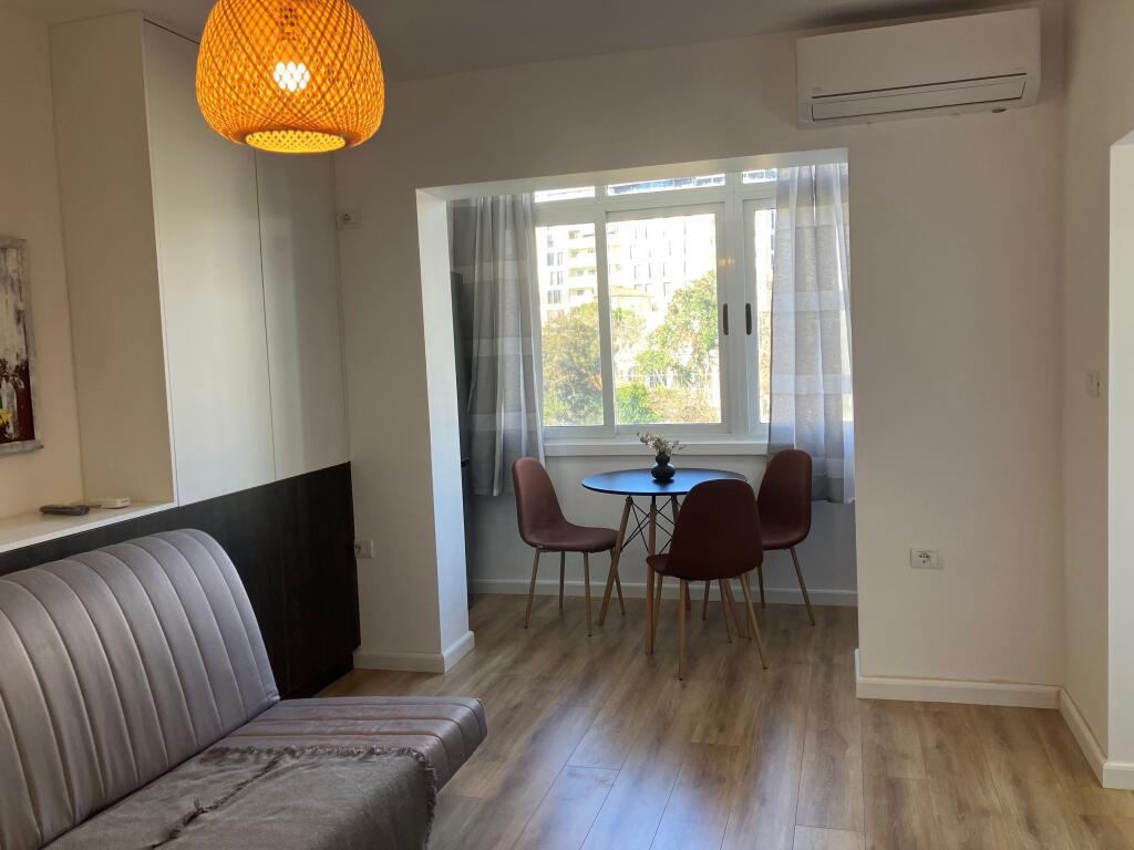 Japim Garzoniereme qera per banim apo Air Bnb  📍 Lokacion perfekt – pranë Postës Qendrore, vetëm disa hapa nga Sheshi Skënderbej