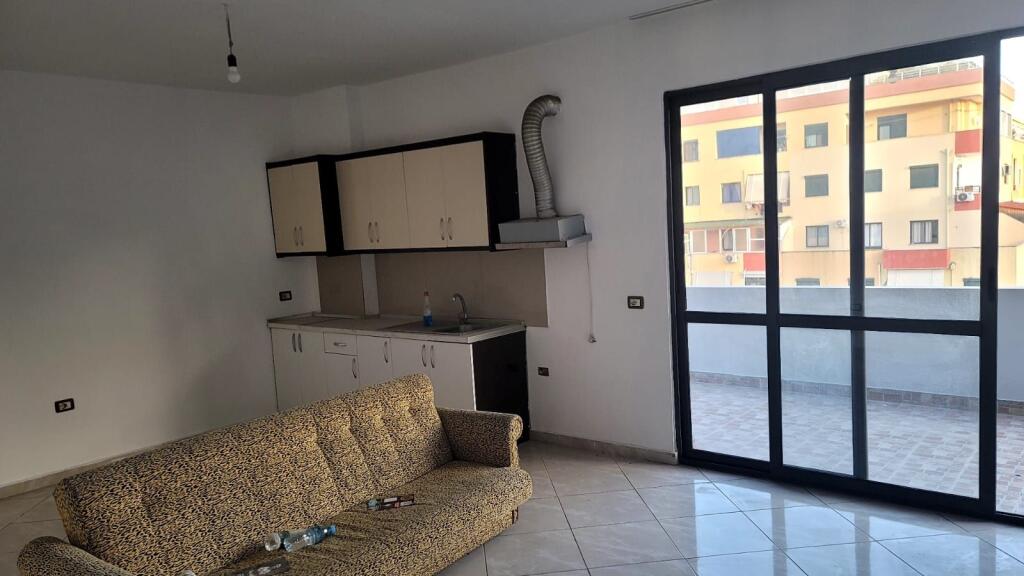 🏢In the Astiri area, Foto Xhavella Street, an apartment 2+1, partially furnished (equipped with a pantry) is for rent. 35,000 Leke