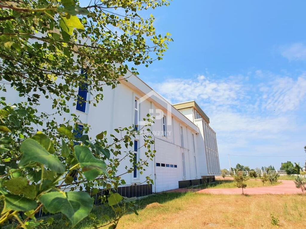 JEPET ME QERA : OBJEKT BIZNESI 3 KT / Autostradë Tiranë - Lezhe"
