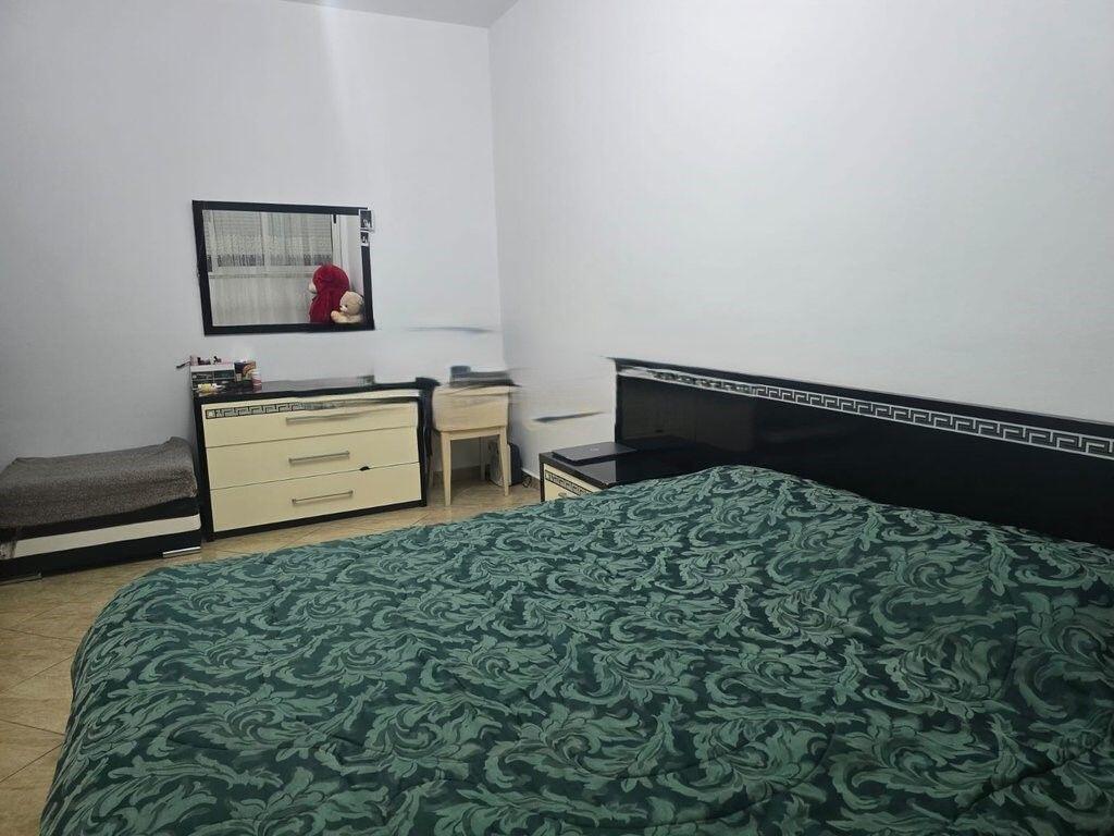 Shitet Apartament 1+1 i konvertuar ne 2+1 ne Selite!!!