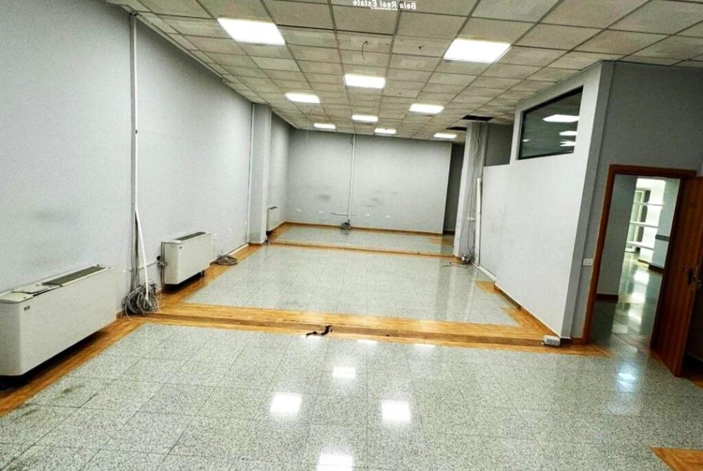 Ufficio\duplex in Affitto in Via E Kavajes (ID BZ2793) Tirana