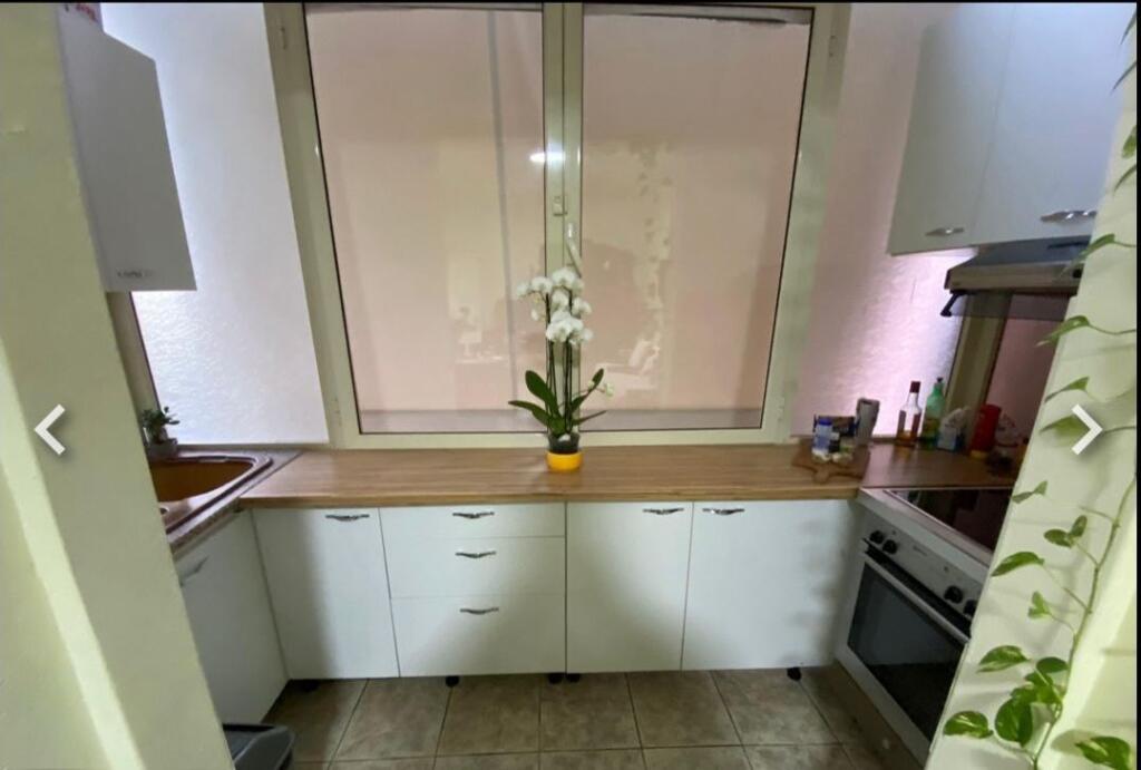 🏢Presso lo Stadio Dinamo, vicino alla Credins Bank, si affitta un appartamento 2+1 arredato. 75.000 Leke