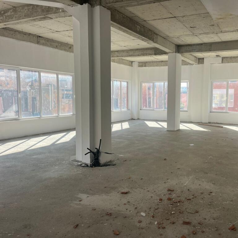 ZYRE ME QERA 500 M2 RRUGA E DIBRES 4.000 EURO