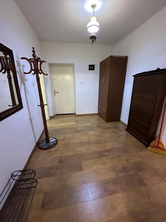 🏢Prane Pazarit te Ri jepet me qera apartament 1+1,i mobiluar.60,000Leke