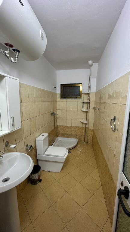 Jepet me qira 1+1 Spitali Nene Tereza 450 mije leke