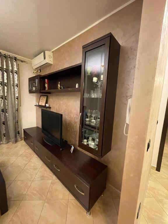 🏢Ne zonen e Xhamllikut,prane Rossman &amp;Lala jepet me qera apartament 2+1+2 i mobiluar 700Euro    