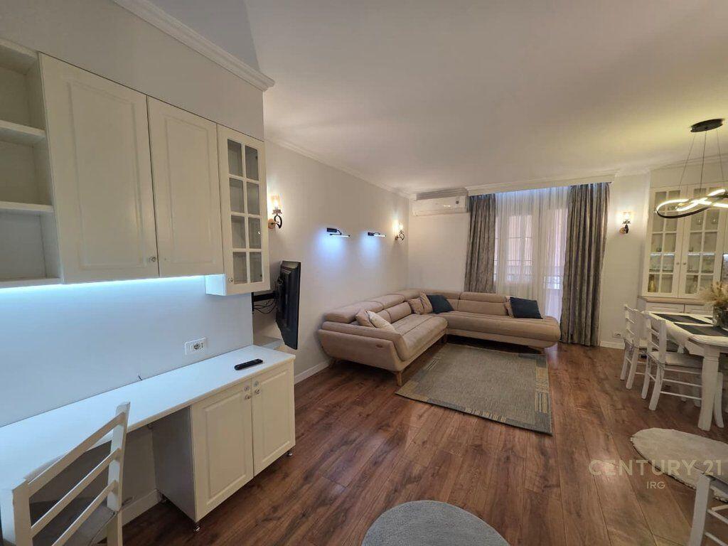 Apartament 3+1+2 tek Eleonora Njesia 13. Per Qira 900 € /Muaj Sip. Totale  118m2